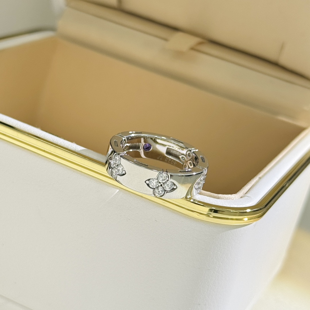 Hermès A3330 新款 四钻 花朵 戒指 高端S925材质 华丽设计 这种设计也只有 才能体现得淋漓尽致 永恒值得你拥有 铂金色 电镀厚金 678码 纯银戒指