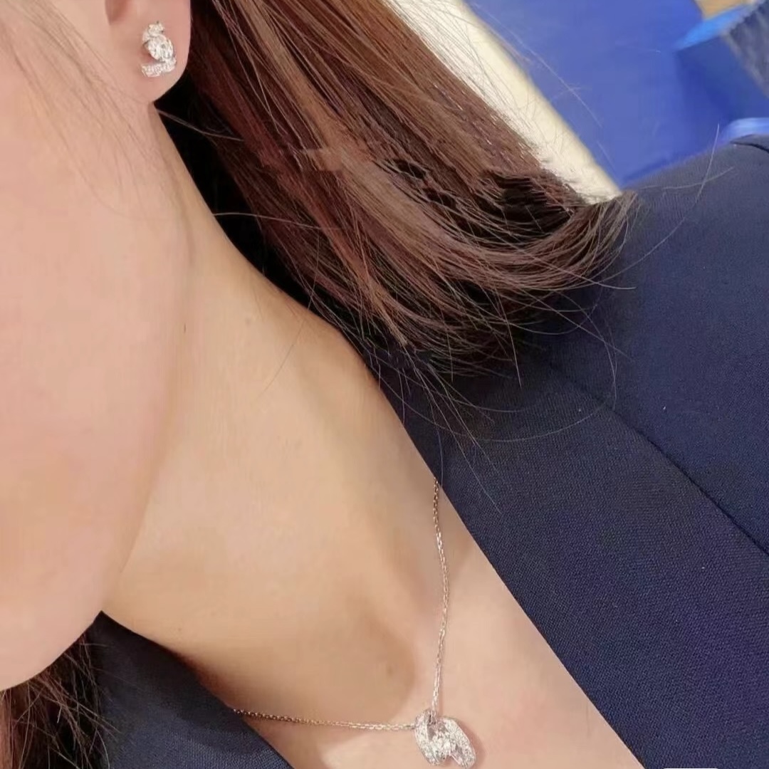 项链 75 耳钉  
A4916 👄 新款 尚美巴黎 双排钻 旋转 单钻 套装 项链 耳钉 市面最高品质