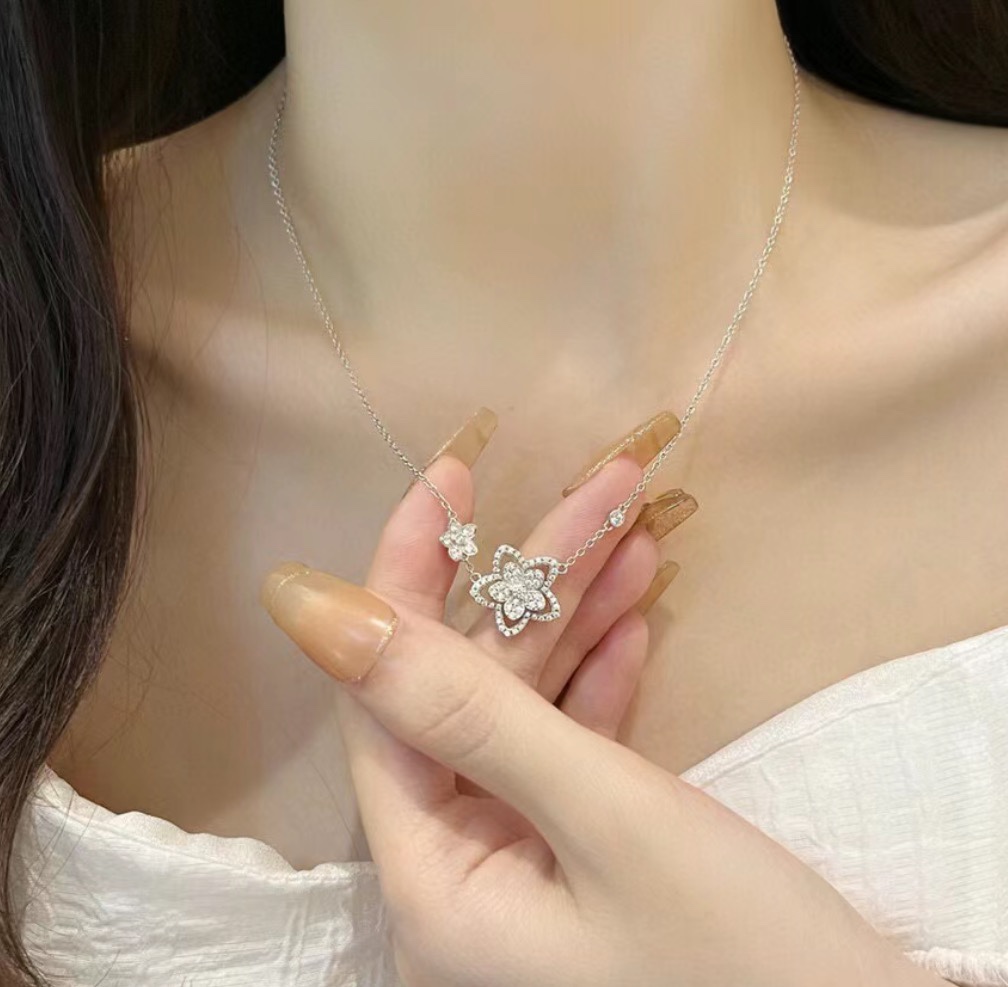 
S0077 👑大牌 格拉夫 旗舰店同步上新 新款 花朵 双花 项链 花朵比例恰到好处。看似简单却很考究