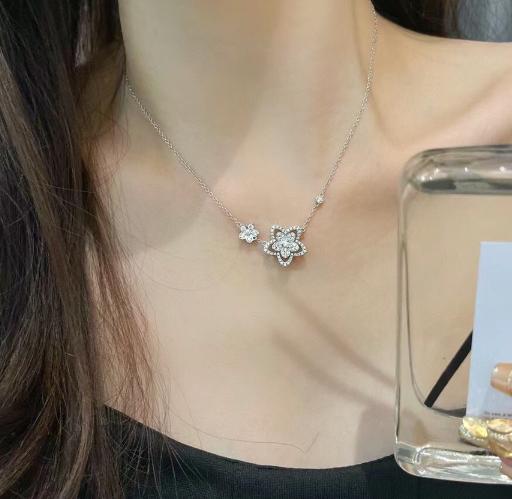 
S0077 👑大牌 格拉夫 旗舰店同步上新 新款 花朵 双花 项链 花朵比例恰到好处。看似简单却很考究