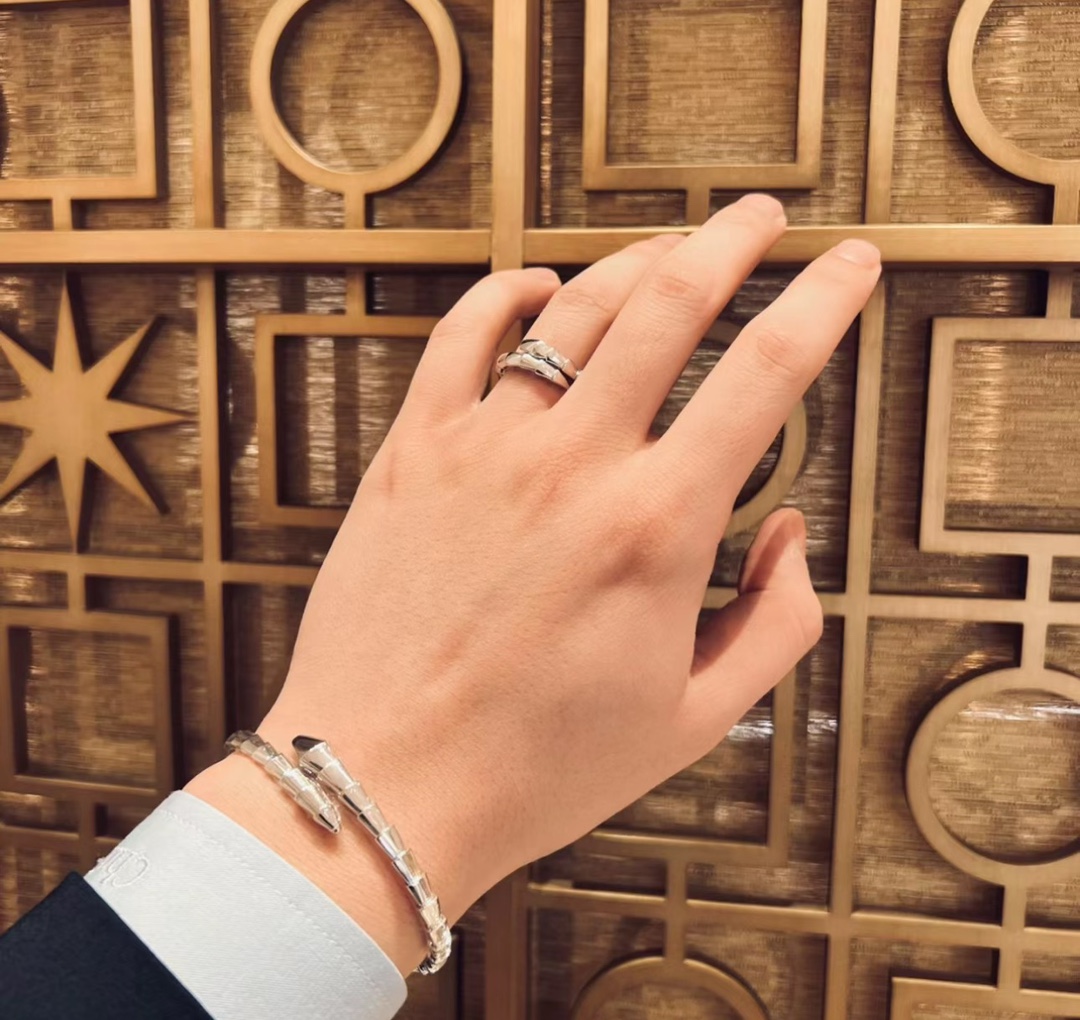 👑  BV家 火爆 窄版 光面🐍 蛇 弹簧开口 戒指 💍。高端镶嵌高碳钻 18k厚金以令人沉醉的绝妙设计