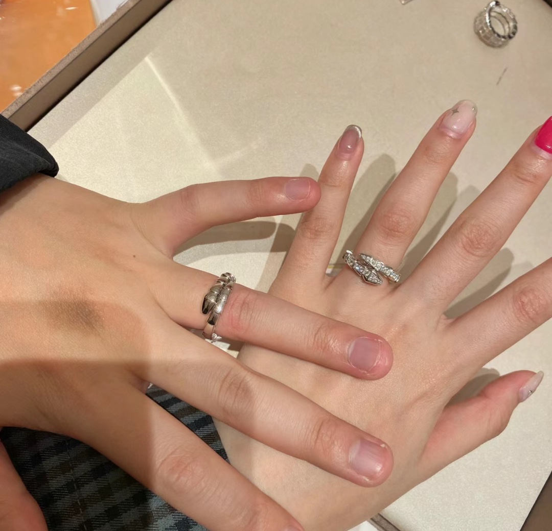 👑  BV家 火爆 窄版 光面🐍 蛇 弹簧开口 戒指 💍。高端镶嵌高碳钻 18k厚金以令人沉醉的绝妙设计