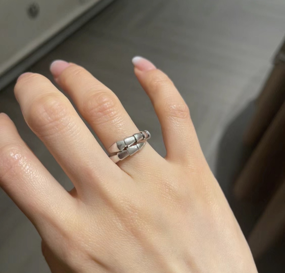 👑  BV家 火爆 窄版 光面🐍 蛇 弹簧开口 戒指 💍。高端镶嵌高碳钻 18k厚金以令人沉醉的绝妙设计