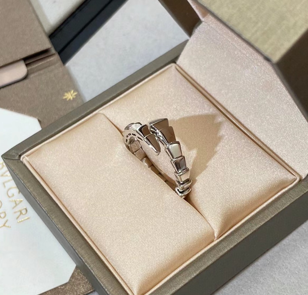 👑  BV家 火爆 窄版 光面🐍 蛇 弹簧开口 戒指 💍。高端镶嵌高碳钻 18k厚金以令人沉醉的绝妙设计