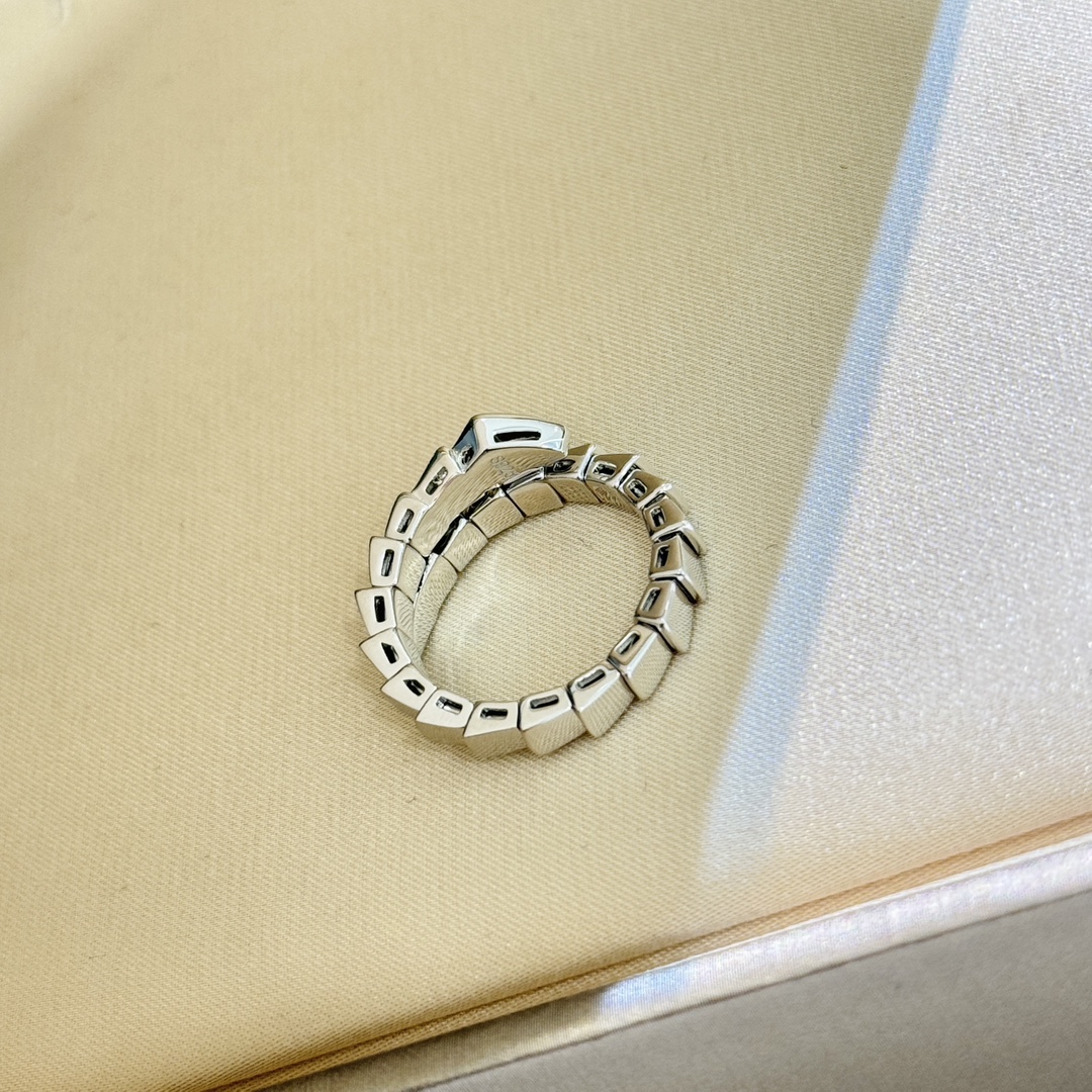 👑  BV家 火爆 窄版 光面🐍 蛇 弹簧开口 戒指 💍。高端镶嵌高碳钻 18k厚金以令人沉醉的绝妙设计