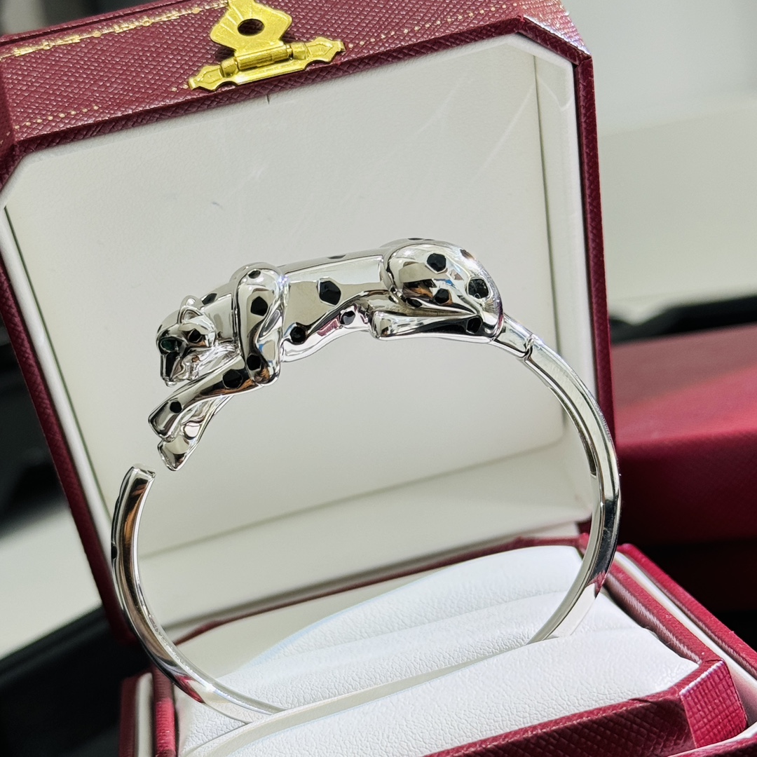 Luxurious 925 Silver Cheetah Tiara with Emerald Embellishments and 3D Details