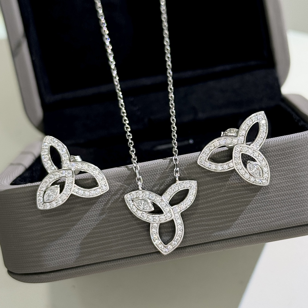 NO:377931,Hw Hollow clover set Super fine crafting Seiko crafting imported materials inlaid with super flash diamonds, beautiful and luxurious, elegant, micro-inlaid high-carbon diamonds, electroplated thick gold, necklace 53 earrings 53, jewelry fine, necklace19860909Hw 镂空三叶草 套装 超精工制作 精工打造进口材质镶嵌超闪钻 美翻了 奢华大气 微镶高碳钻 电镀厚金 项链53 耳钉53,饰品精品,necklace,Jewelry