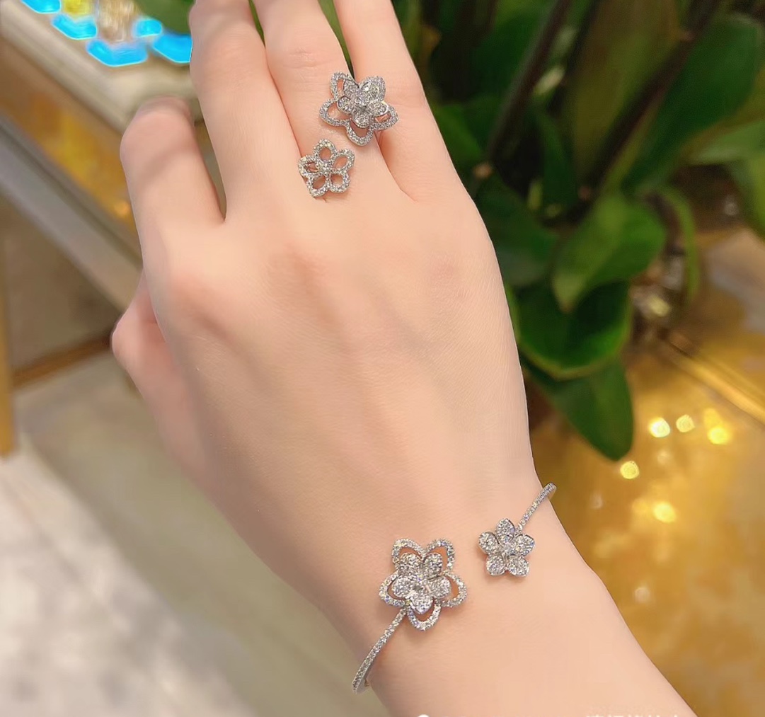 
A4376👑大牌 同步上新 新款 花朵 双花 手镯 花朵比例恰到好处。看似简单却很考究版型工艺的一款，