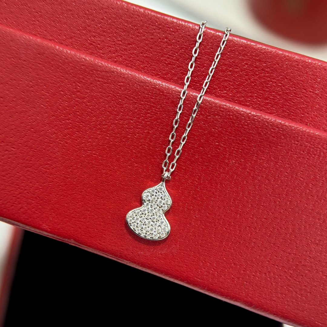 NO:381682,Kirin Jewelry Full Diamond Small Gourd Necklace High-end Jewelry Adopted with Chinese elements and modern design Wulu's shape is like a flower blooming, embellished in the shape, welcome the spring with a timeless color, and use imported materials to platinum Necklace, jewelry quality, qeelin, necklace19860909麒麟珠宝 满钻 小葫芦 项链 高级珠宝 采用中国元素与现代设计融合 Wulu的形状 如花朵绽放 点缀于造型之中 用隽永之色迎春纳福 采用进口材电镀咪金 铂金 项链,饰品精品,qeelin,necklace,Jewelry