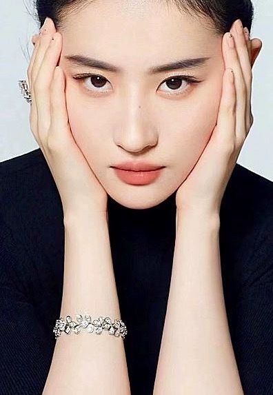 
A3323 👑 T家 纪念款  水滴 叶子 钻石手链 采用5A高碳钻 💎 顶级S925材质镶嵌 铂金镶
