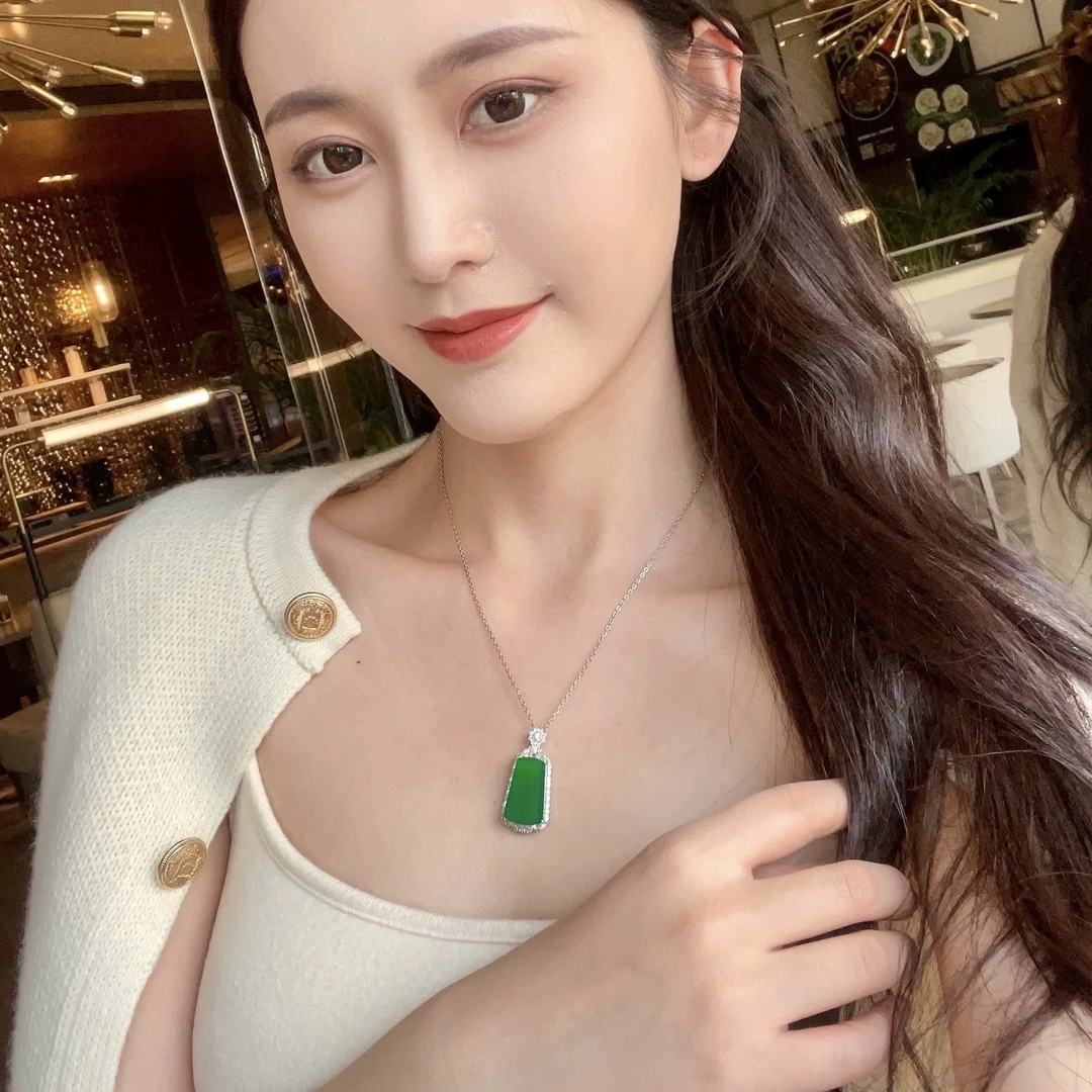 
A4332 🟢诚诚切切，爱你所爱～无事牌🎈平安无事牌 #翡翠无事牌 翡翠绿 天然绿玉髓 🌅 项链 高端