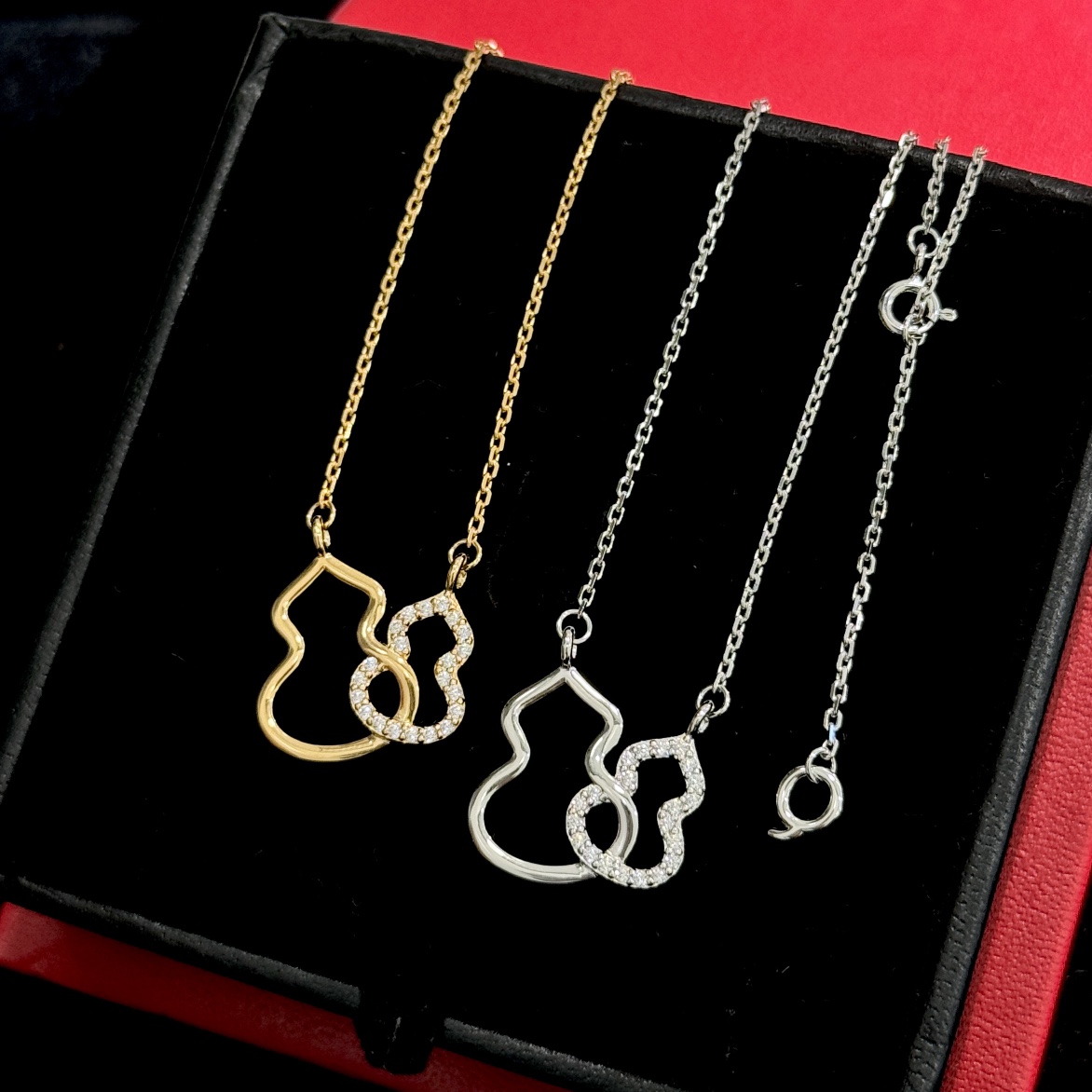 NO:377922,The same style as the star, half-diamond, double gourd, necklace. Gourds are often used to represent fortune and fortune. Vines with lush branches and leaves and fruits and gourds with many seeds represent 'birth and prosperity for generations'; it means health, longevity and peace. High-end Kirin jewelry inlaid and inlaid platinum rose gold two colors electroplated thick gold necklace, jewelry fine, qeelin, necklace19860909明星同款 半钻 双葫芦 项链 .常用葫芦来表示福禄. 枝叶繁茂、多果的藤蔓与多籽的葫芦表示“子孙万代,繁茂吉祥”； 寓意健康、长寿、平安. 高端麒麟珠宝 镶嵌打造 铂金 玫瑰金 两色 电镀厚金 项链,饰品精品,qeelin,necklace,Jewelry