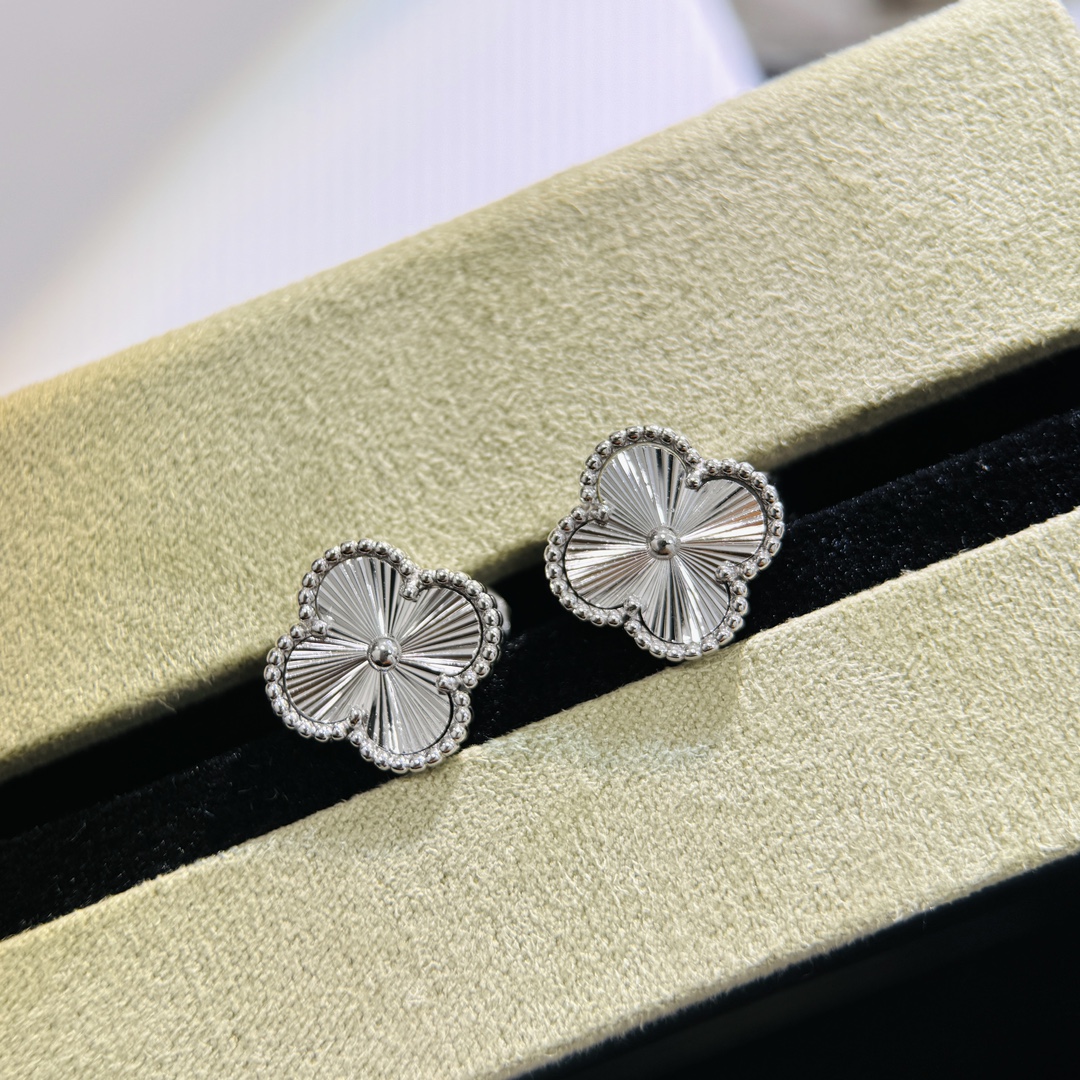 NO:377947,CNC lathe Fanjia laser Four-leaf clover multi-refractive surface Single flower ear shot Lucky full gold guillotine carved high-end electroplated 18K gold complex workmanship precision details Original creation unique design to make people wear beautiful at first sight Platinum gold electroplated thick gold earrings, jewelry quality, earrings19860909CNC车床 梵家 镭射 四叶草多折射面 单花 耳拍 幸运全金玑镂雕花高端电镀18K金 做工复杂 精工细节 原版打造设计独特教人一见倾心佩戴美美哒 铂金色 电镀厚金耳环,饰品精品,earrings,Jewelry