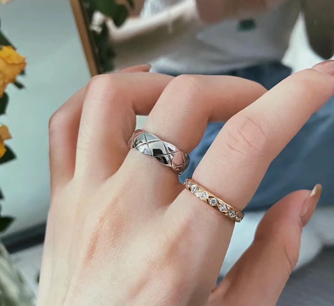 【精工版本】香奈儿戒指💍明星最爱的最窄版 菱格 半钻 戒指。永恒经典的菱格纹戒指图案，厚金电镀层 打造令