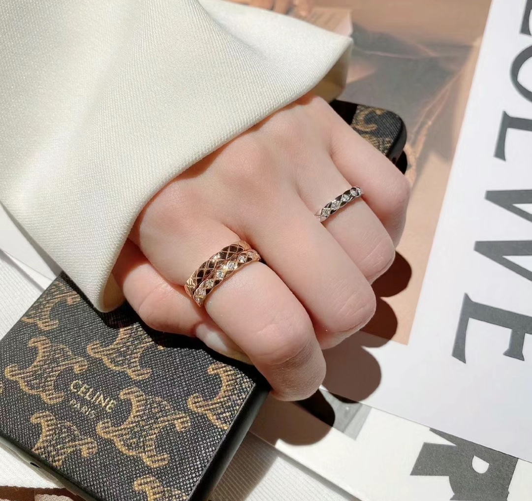 【精工版本】香奈儿戒指💍明星最爱的最窄版 菱格 半钻 戒指。永恒经典的菱格纹戒指图案，厚金电镀层 打造令