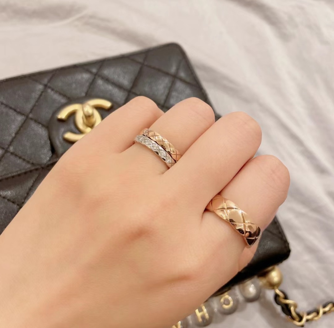 【精工版本】香奈儿戒指💍明星最爱的最窄版 菱格 半钻 戒指。永恒经典的菱格纹戒指图案，厚金电镀层 打造令