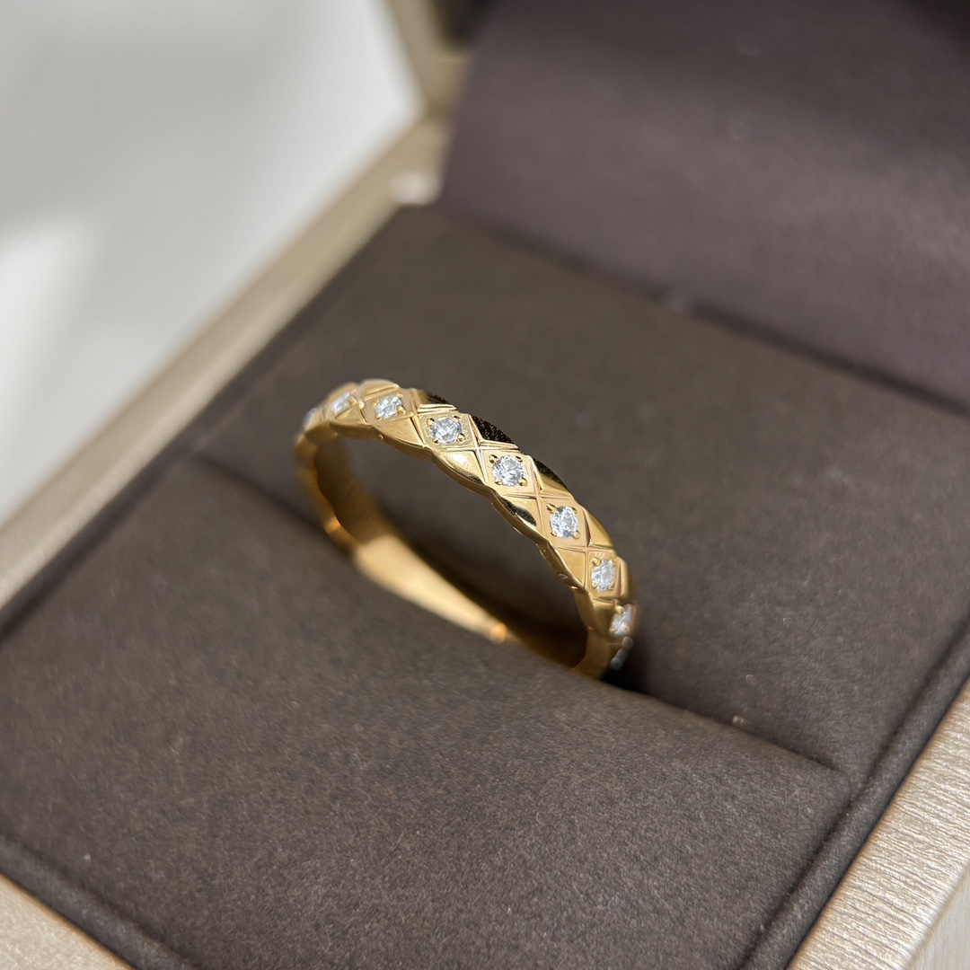 【精工版本】香奈儿戒指💍明星最爱的最窄版 菱格 半钻 戒指。永恒经典的菱格纹戒指图案，厚金电镀层 打造令