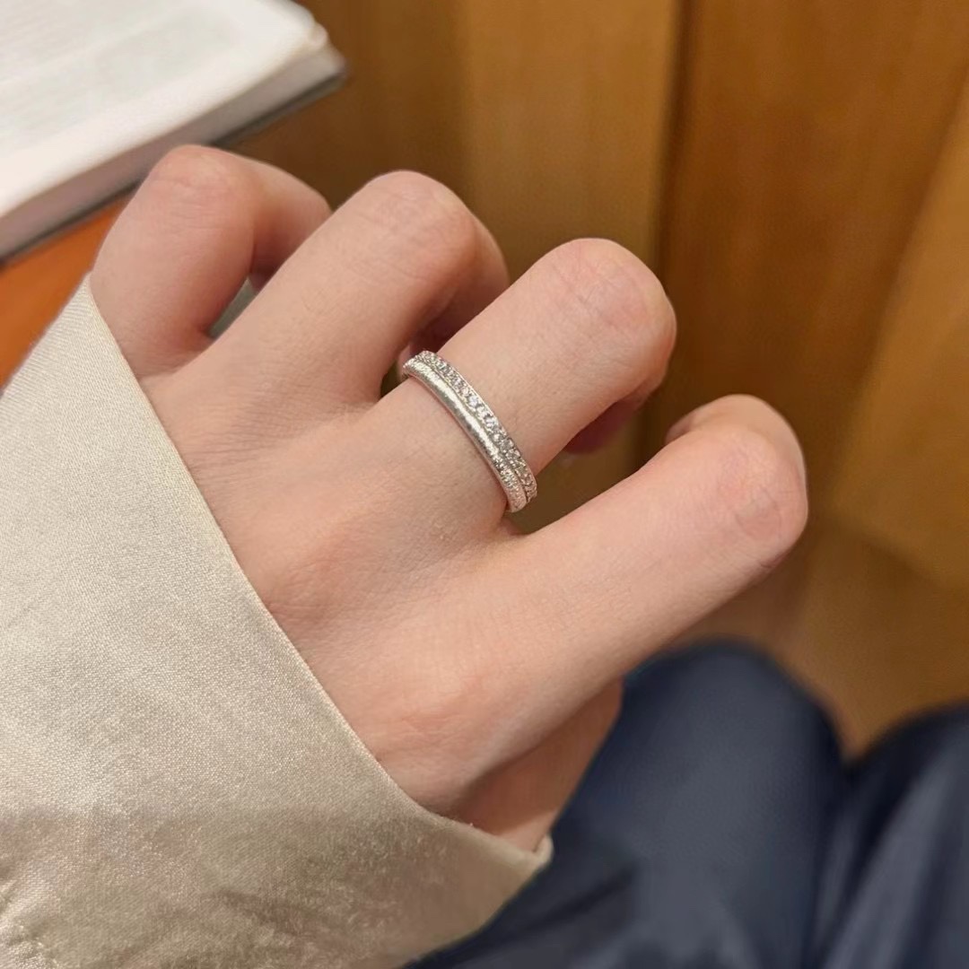 
A4532  👑爆款 经典 简约 单排钻 拉丝 戒指💍 虽然是小圈戒，但是份量满满，做的细腻拉丝，有绸