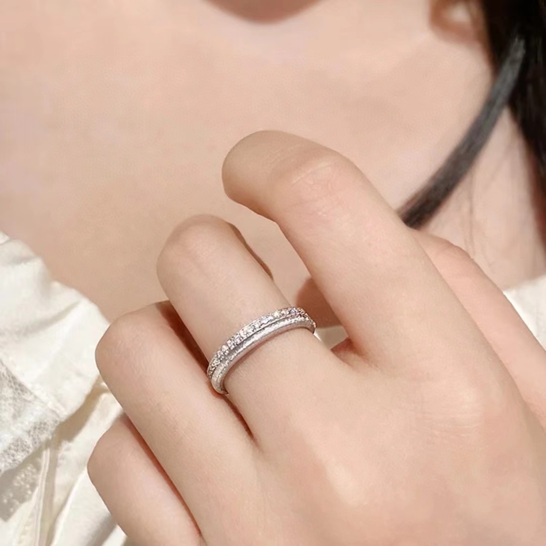 
A4532  👑爆款 经典 简约 单排钻 拉丝 戒指💍 虽然是小圈戒，但是份量满满，做的细腻拉丝，有绸