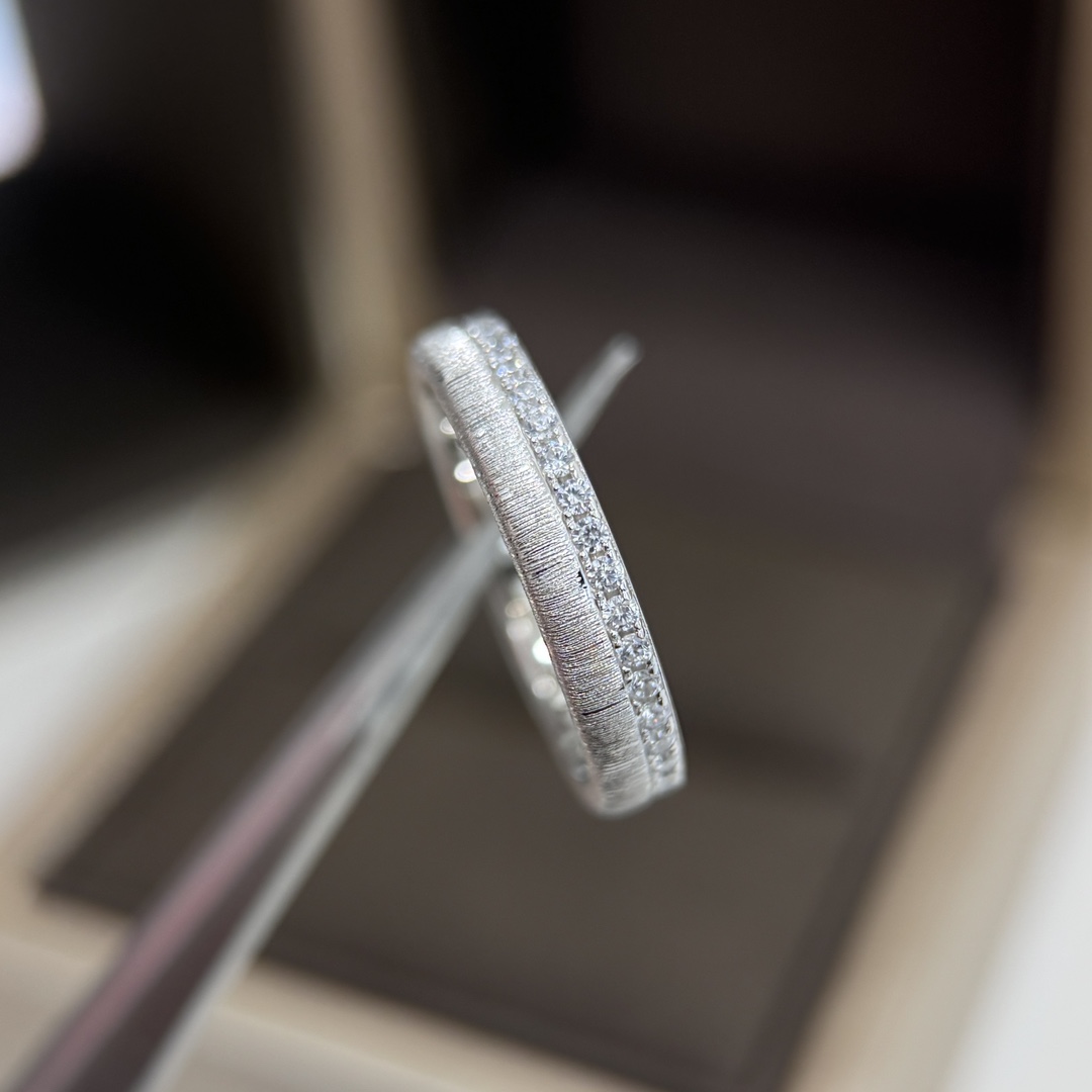 
A4532  👑爆款 经典 简约 单排钻 拉丝 戒指💍 虽然是小圈戒，但是份量满满，做的细腻拉丝，有绸