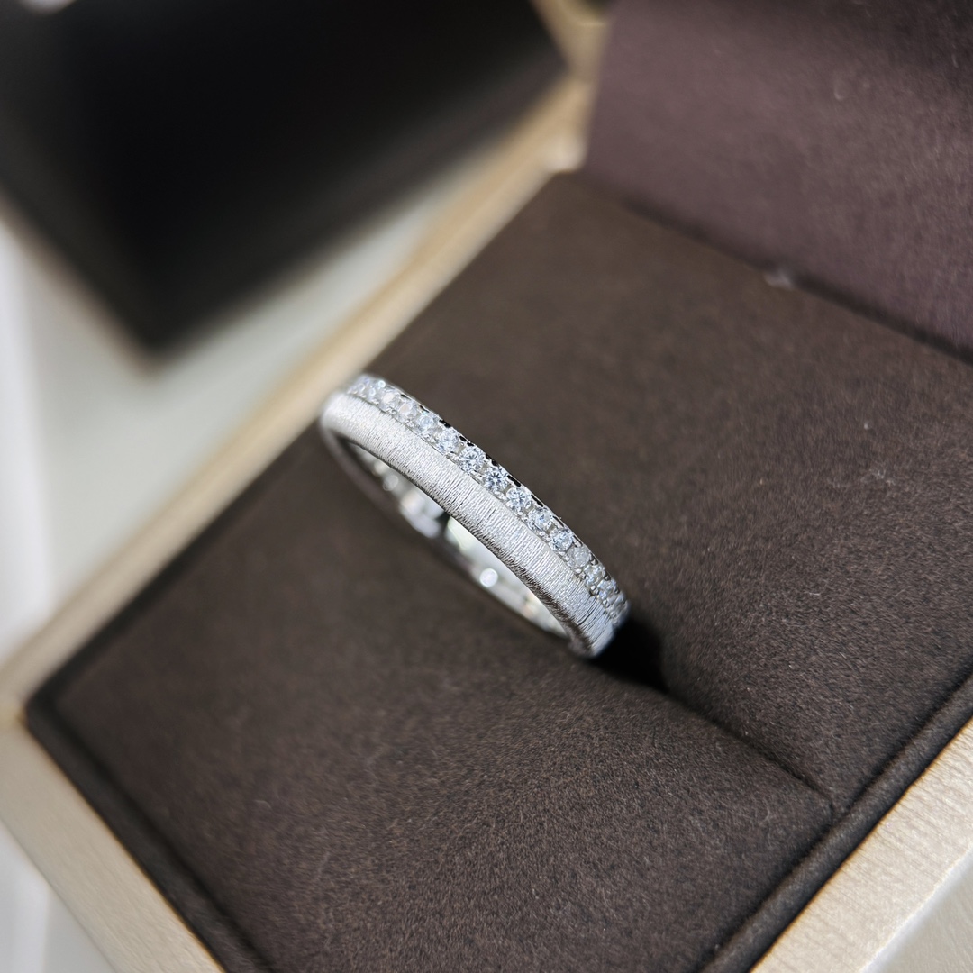 
A4532  👑爆款 经典 简约 单排钻 拉丝 戒指💍 虽然是小圈戒，但是份量满满，做的细腻拉丝，有绸