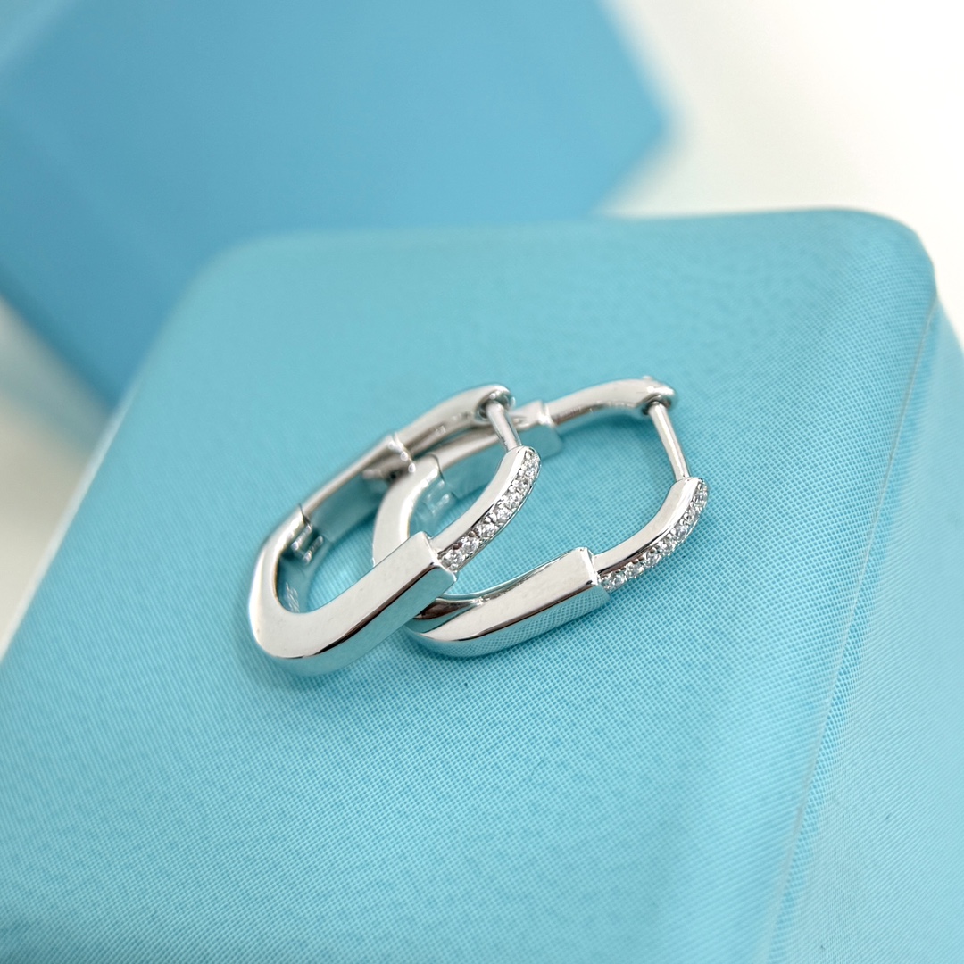 NO:107242,T-home new model is popular, mini small, U-shaped lock with diamond version earrings, full of European and American style, essential for human hands, super-sophisticated, electroplated platinum material, anti-allergic treatment, electroplated thick gold platinum earrings, jewelry quality, earrings19860909T家 新款火爆登场 迷你小号 U型锁带钻版耳环 欧美范十足 人手必备 超精工打造 材质电镀铂金 防过敏处理 电镀厚金铂金色 耳环,饰品精品,earrings,Jewelry