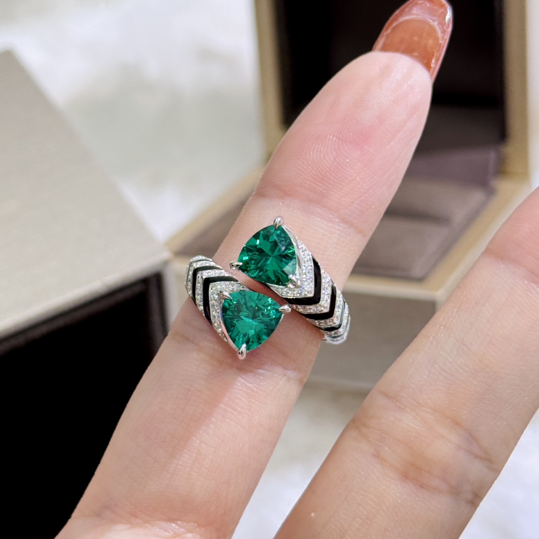 
A4378 👑独立设计师款 火爆🎉时尚 精致 三角钻 珐琅 祖母绿 三角戒指💍 高端定制925纯银微镶