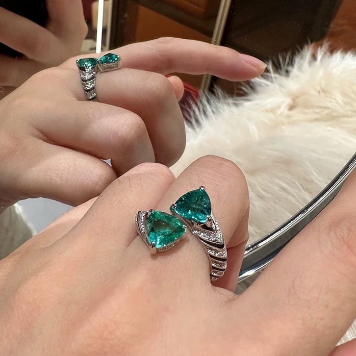 
A4378 👑独立设计师款 火爆🎉时尚 精致 三角钻 珐琅 祖母绿 三角戒指💍 高端定制925纯银微镶