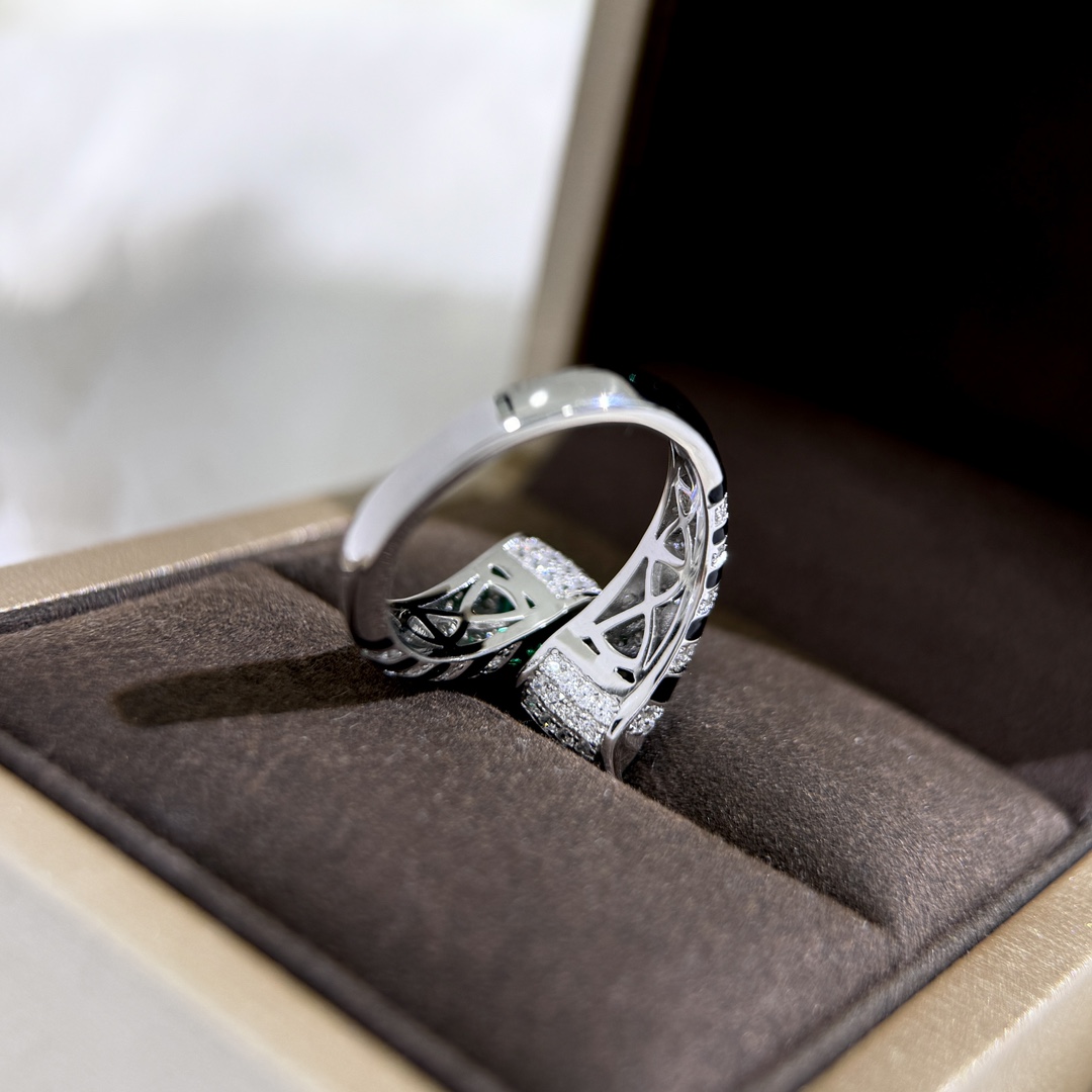 
A4378 👑独立设计师款 火爆🎉时尚 精致 三角钻 珐琅 祖母绿 三角戒指💍 高端定制925纯银微镶