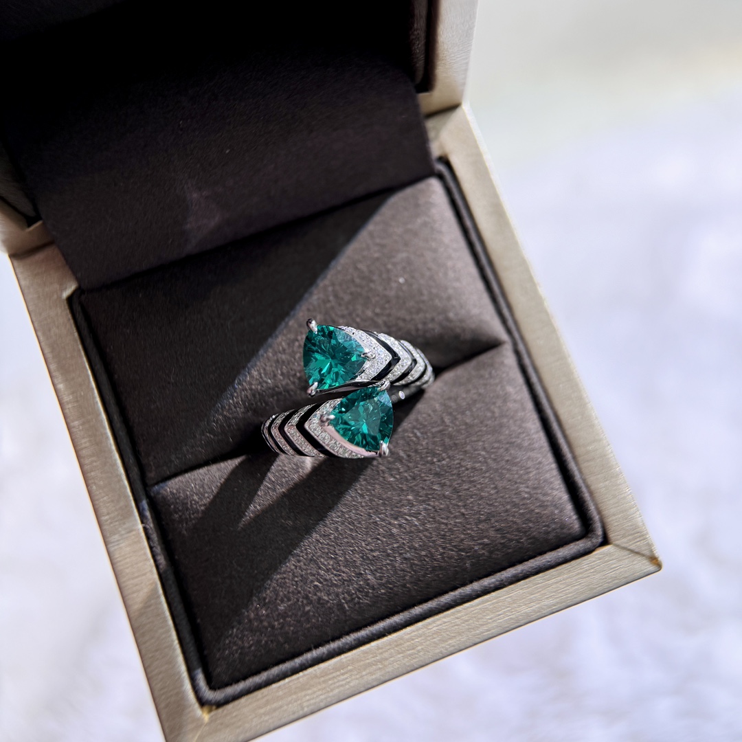 
A4378 👑独立设计师款 火爆🎉时尚 精致 三角钻 珐琅 祖母绿 三角戒指💍 高端定制925纯银微镶
