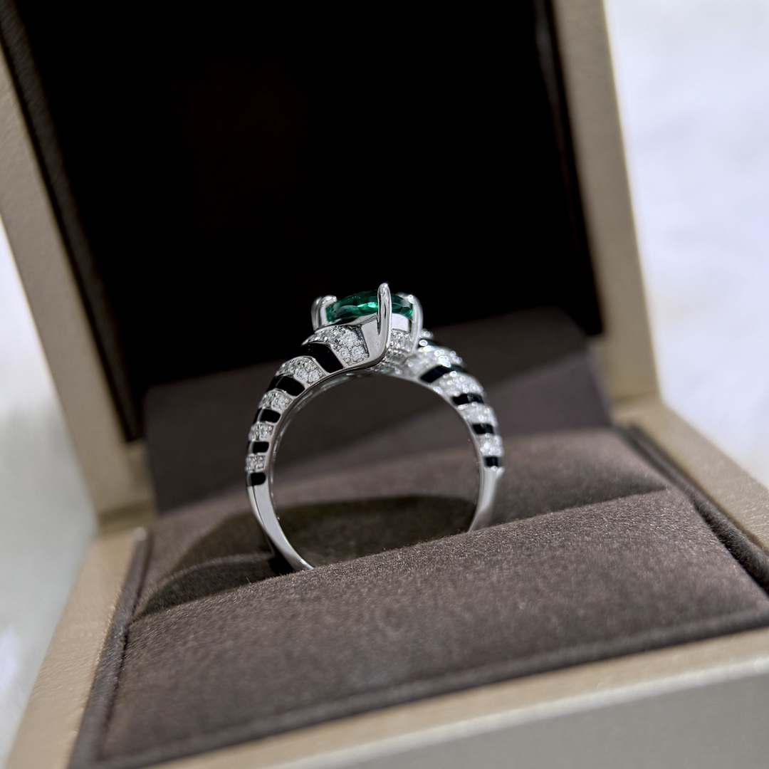 
A4378 👑独立设计师款 火爆🎉时尚 精致 三角钻 珐琅 祖母绿 三角戒指💍 高端定制925纯银微镶