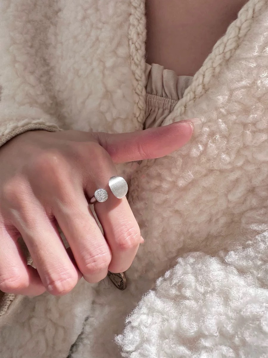 经典 简约 拉丝 半钻 开口戒指💍 做的细腻拉丝,有绸缎的光泽感 4