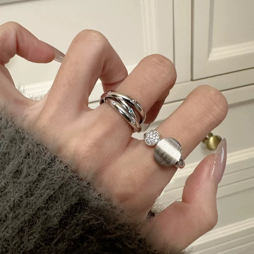 经典 简约 拉丝 半钻 开口戒指💍 做的细腻拉丝,有绸缎的光泽感 2