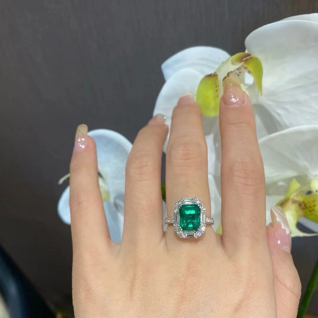 
A4584 👑顶级珠宝 大牌 祖母绿 梯方钻戒指 高级珠宝作品 线条灵动的环绕指间 以大胆的风格演绎现