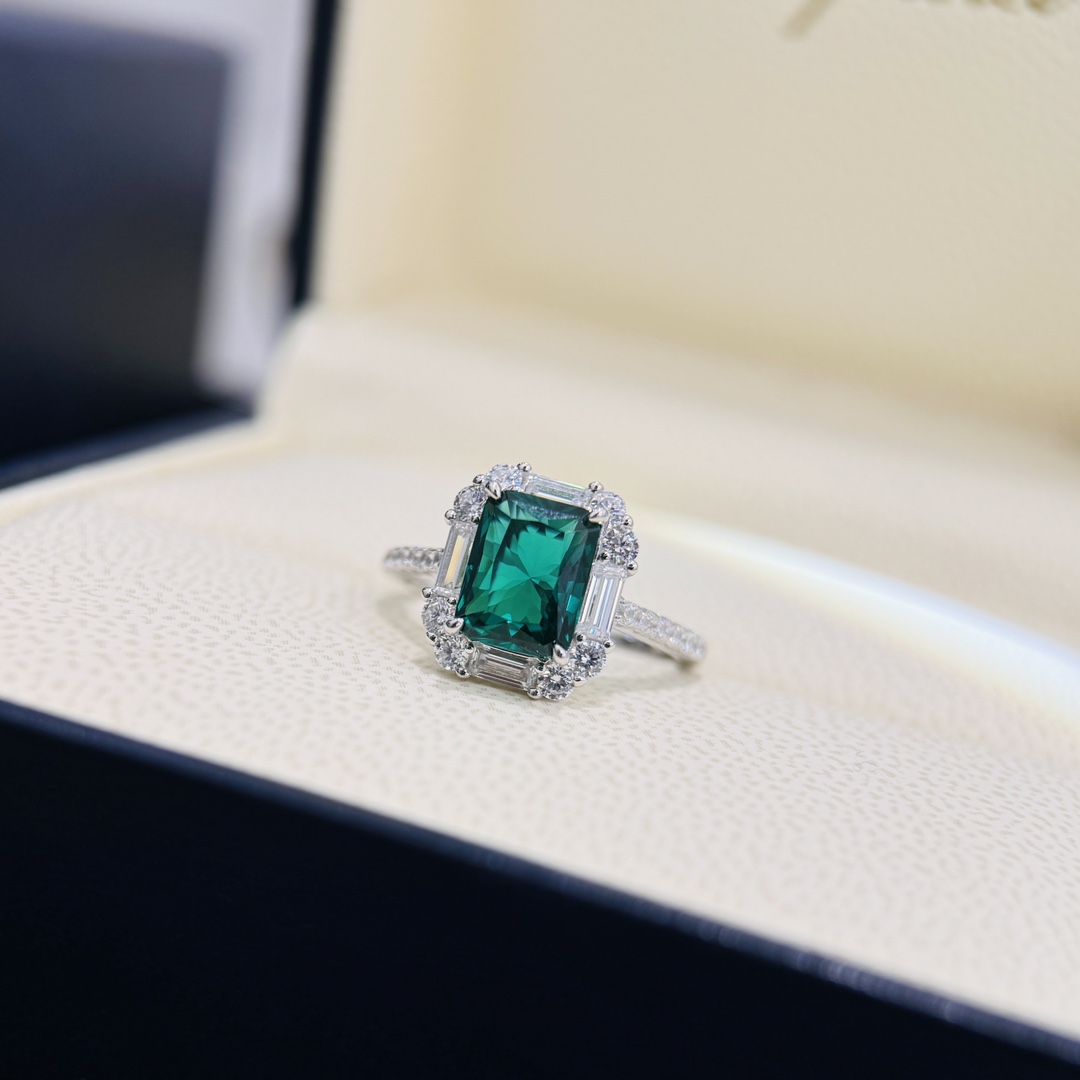 
A4584 👑顶级珠宝 大牌 祖母绿 梯方钻戒指 高级珠宝作品 线条灵动的环绕指间 以大胆的风格演绎现