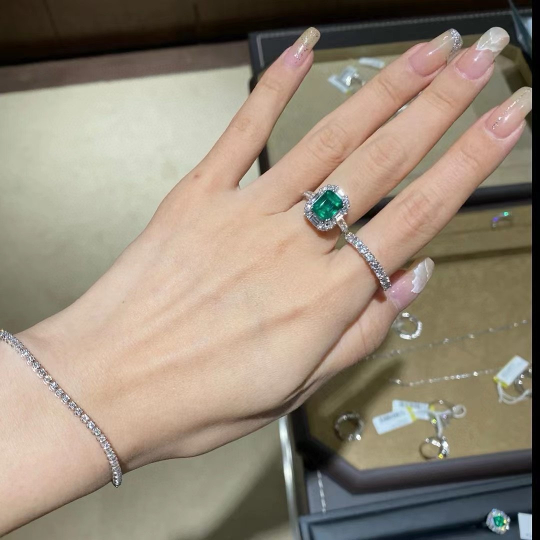 
A4584 👑顶级珠宝 大牌 祖母绿 梯方钻戒指 高级珠宝作品 线条灵动的环绕指间 以大胆的风格演绎现