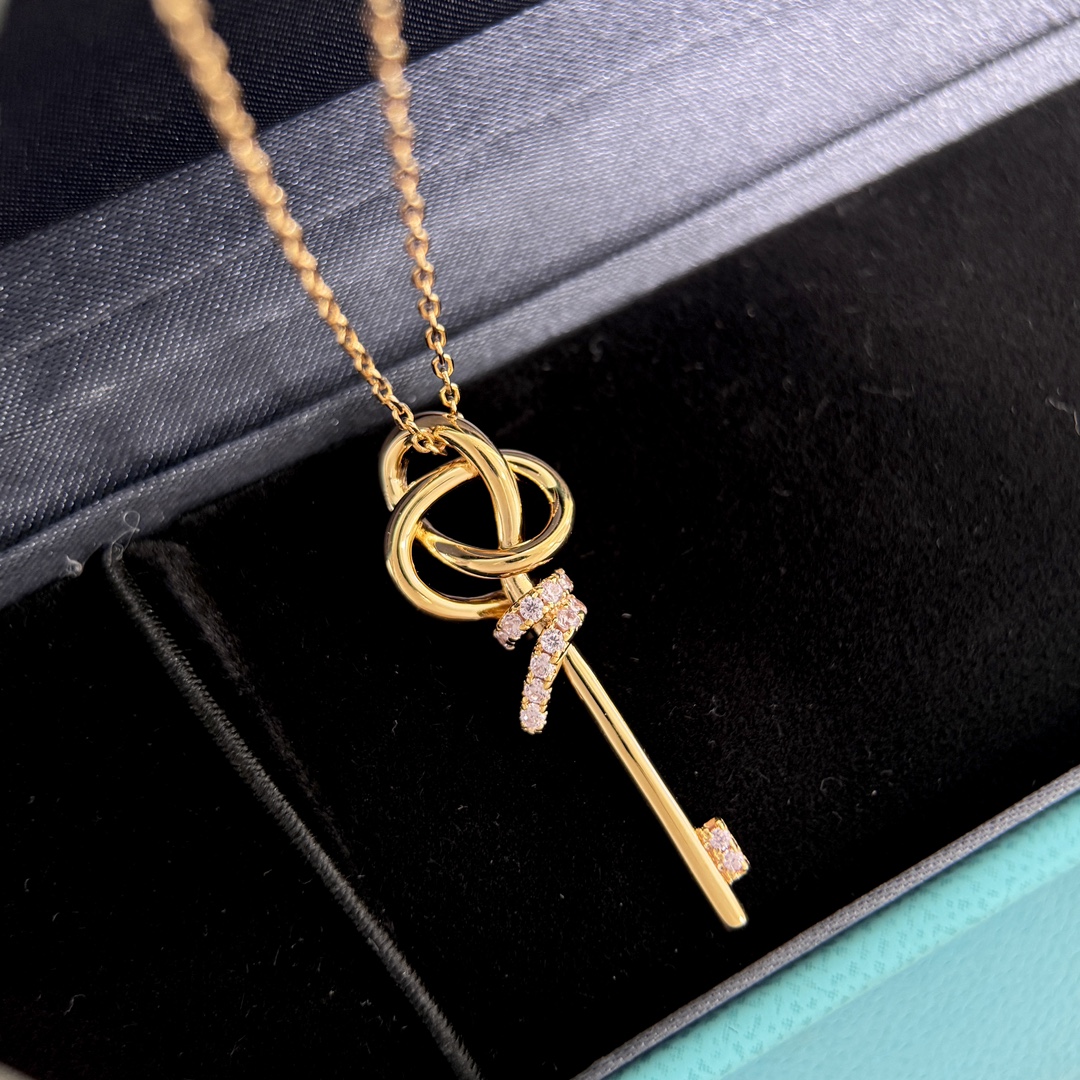 NO:106391,T-Home Valentine's Day limited edition knot series Pink diamond knot half diamond key necklace The entangled ends in the iconic design of the hot series micro-inlay craftsmanship are powerful symbols of emotional connection. Both strength and elegance are hand polished and polished to exude a dazzling luster. The inlay craftsmanship is upgraded to high-end electroplating. The Knot series design has a good meaning of concentric knot, and the design of the work symbolizes the connection between people: the knot is so strong, forever, and it expresses the meaning that we will not loosen. Electroplating thick gold necklace, jewelry fine, necklace19860909T家 情人节限定款 knot系列 粉钻 打结 半钻 钥匙 项链 爆款系列微镶重工艺标志性设计中相互缠绕的末端,是情感联系的有力象征.力量与优雅兼具.经手工抛光打磨,散发耀目光泽.镶嵌工艺18k厚金升级高级电镀 Knot系列设计有着太好的寓意同心结,作品设计象征着人同人之间嘅连系:绳结好坚固,永永远远,表达了我们不会松开的意思. 电镀厚金 项链,饰品精品,necklace,Jewelry