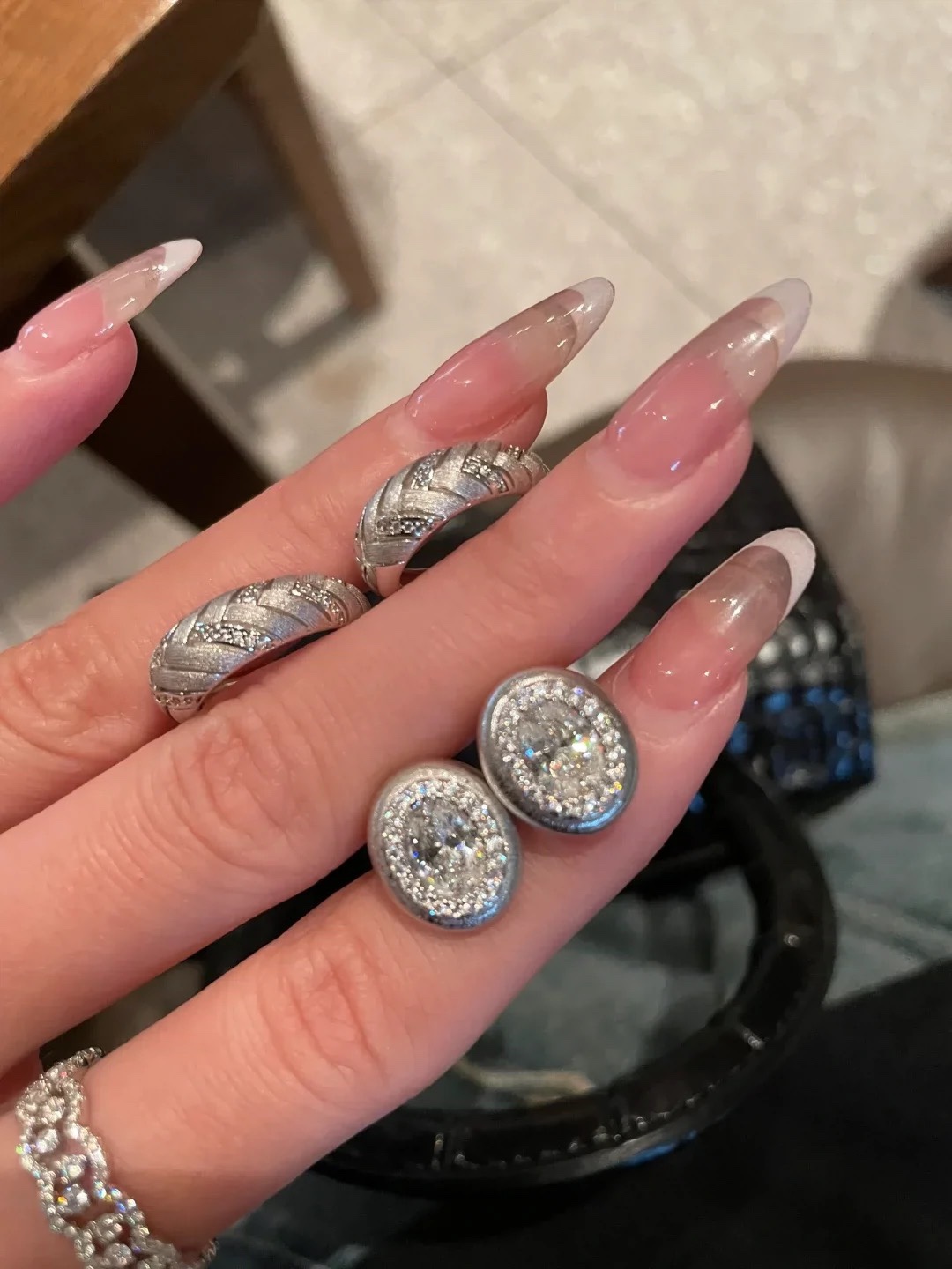 
 A4692 👑 【仿真钻】三克拉 鸽子蛋 钻石💎拉丝耳钉 用钻石的切割工艺来切割人工钻，一定要入了去