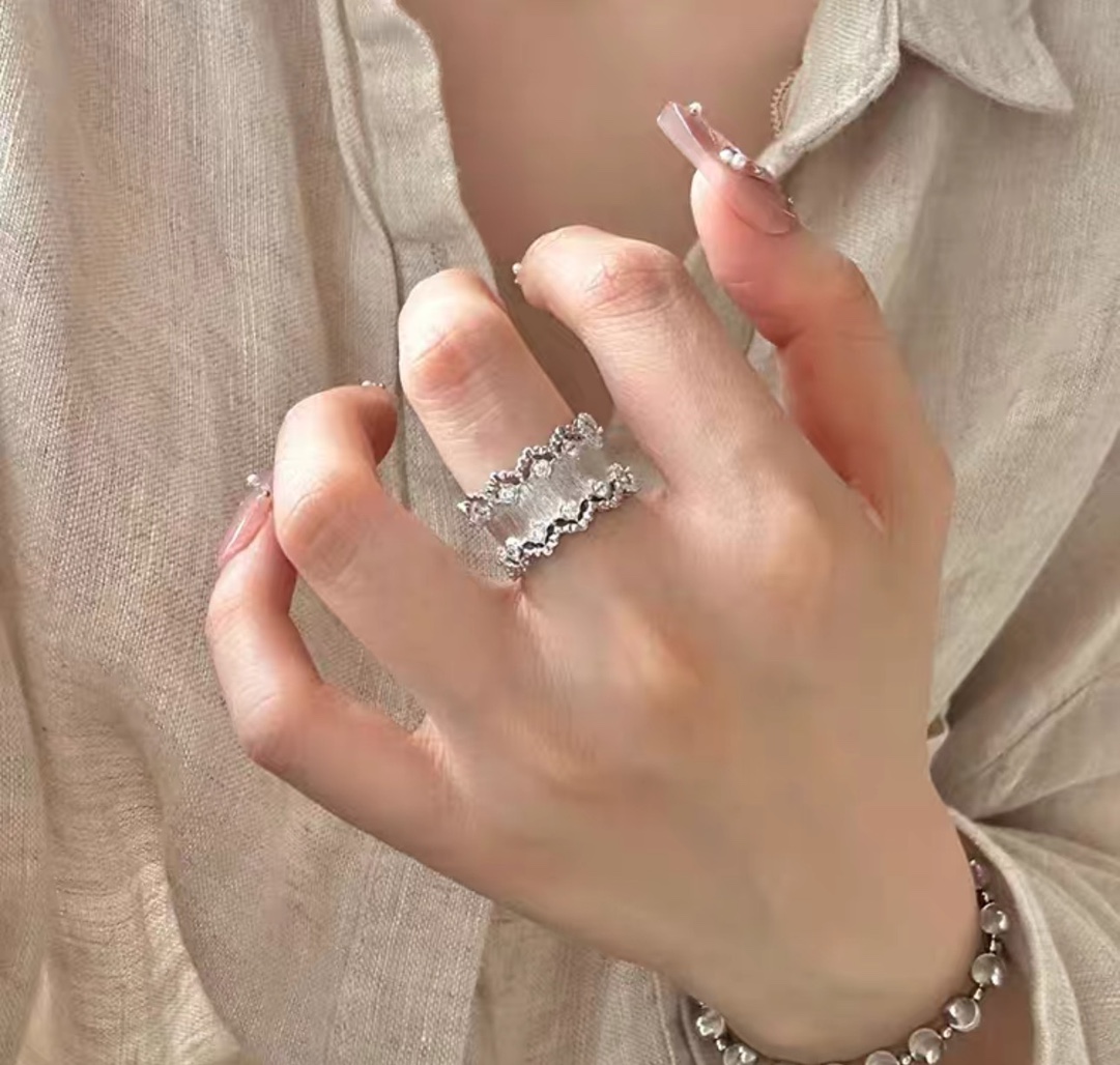   
A4689👑独立设计师款 火爆🎉时尚圈 精致 波浪形 中古风 拉丝戒指💍 高端定制925纯银微镶顶