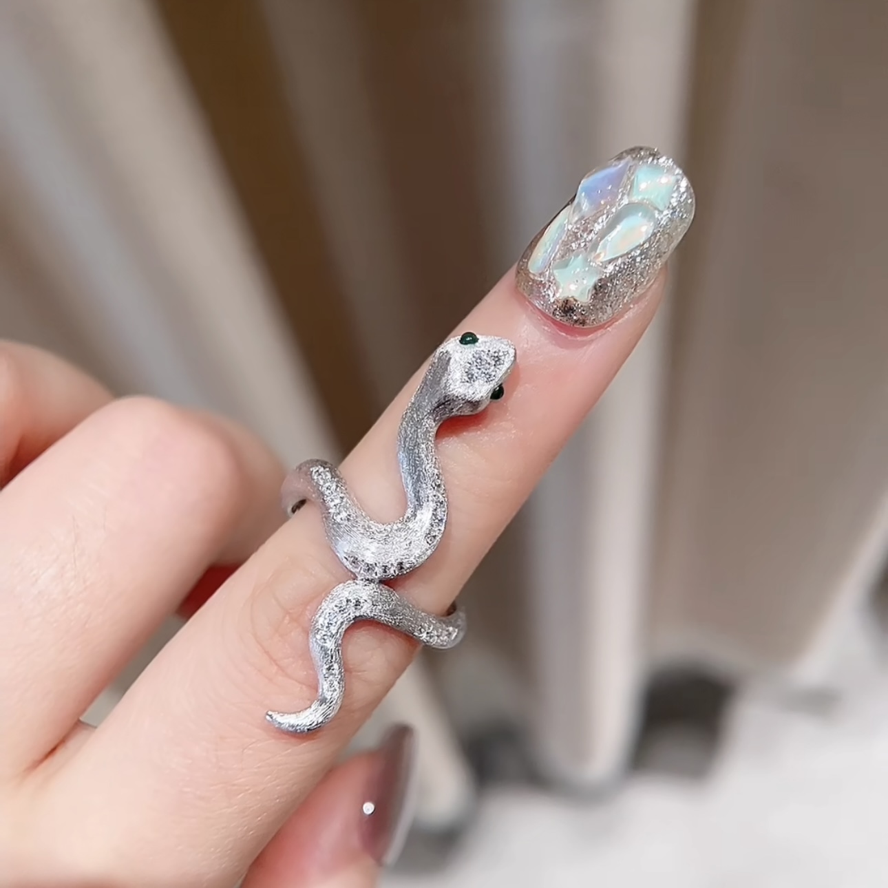  
A4699  👑独立设计师 新款 灵蛇 拉丝戒指 活灵活现 有着栩栩如生的外形。大方得体 超美单品银