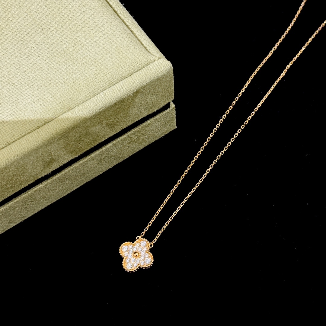 Pavé Diamond Four-Leaf Clover Single Motif Pendant Necklace - Comprehensive 7