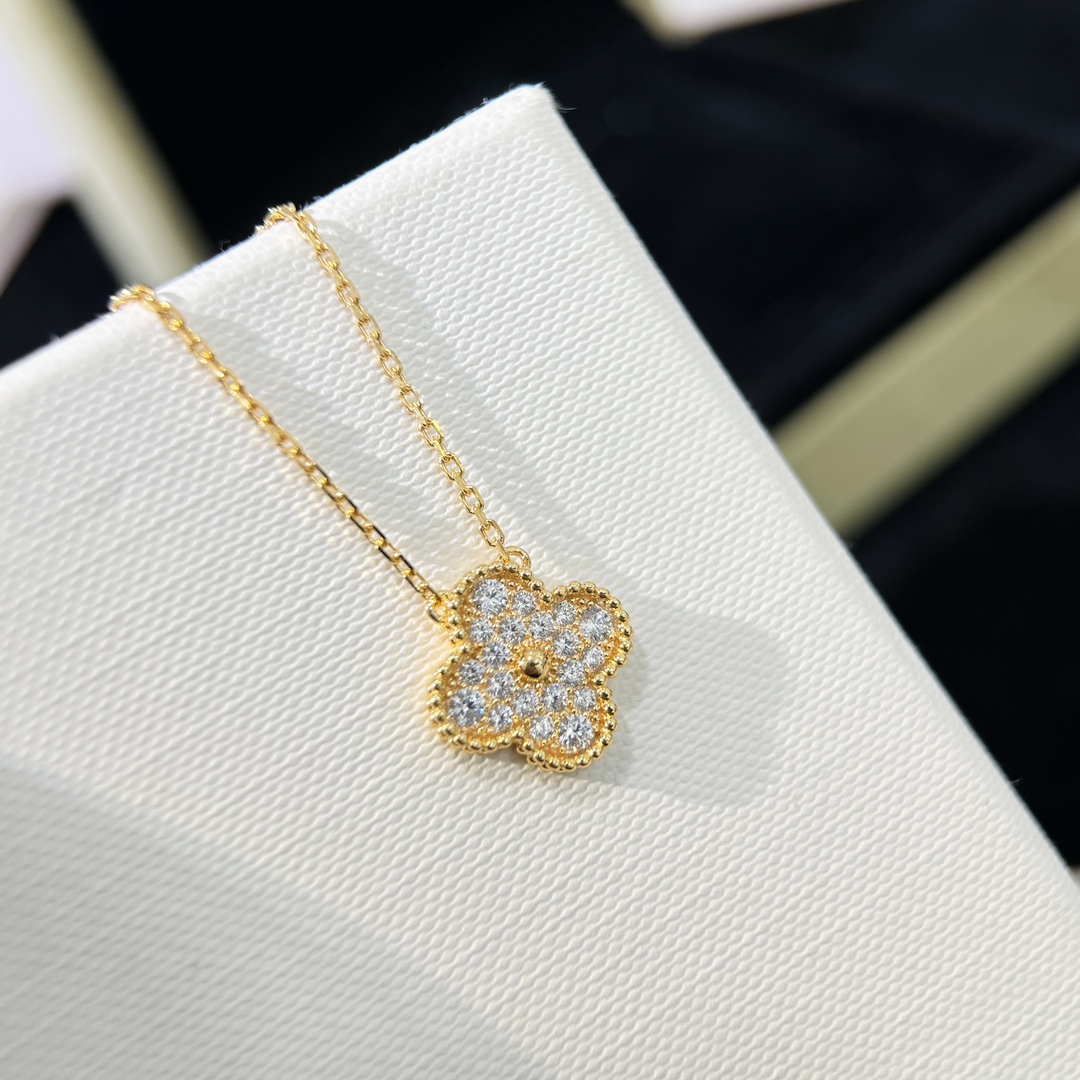 Pavé Diamond Four-Leaf Clover Single Motif Pendant Necklace - Comprehensive 9