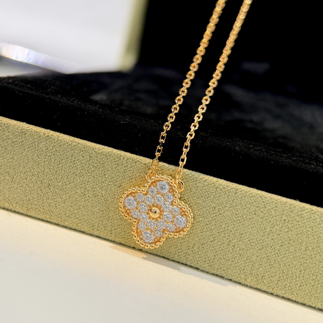 Pavé Diamond Four-Leaf Clover Single Motif Pendant Necklace - Comprehensive 4