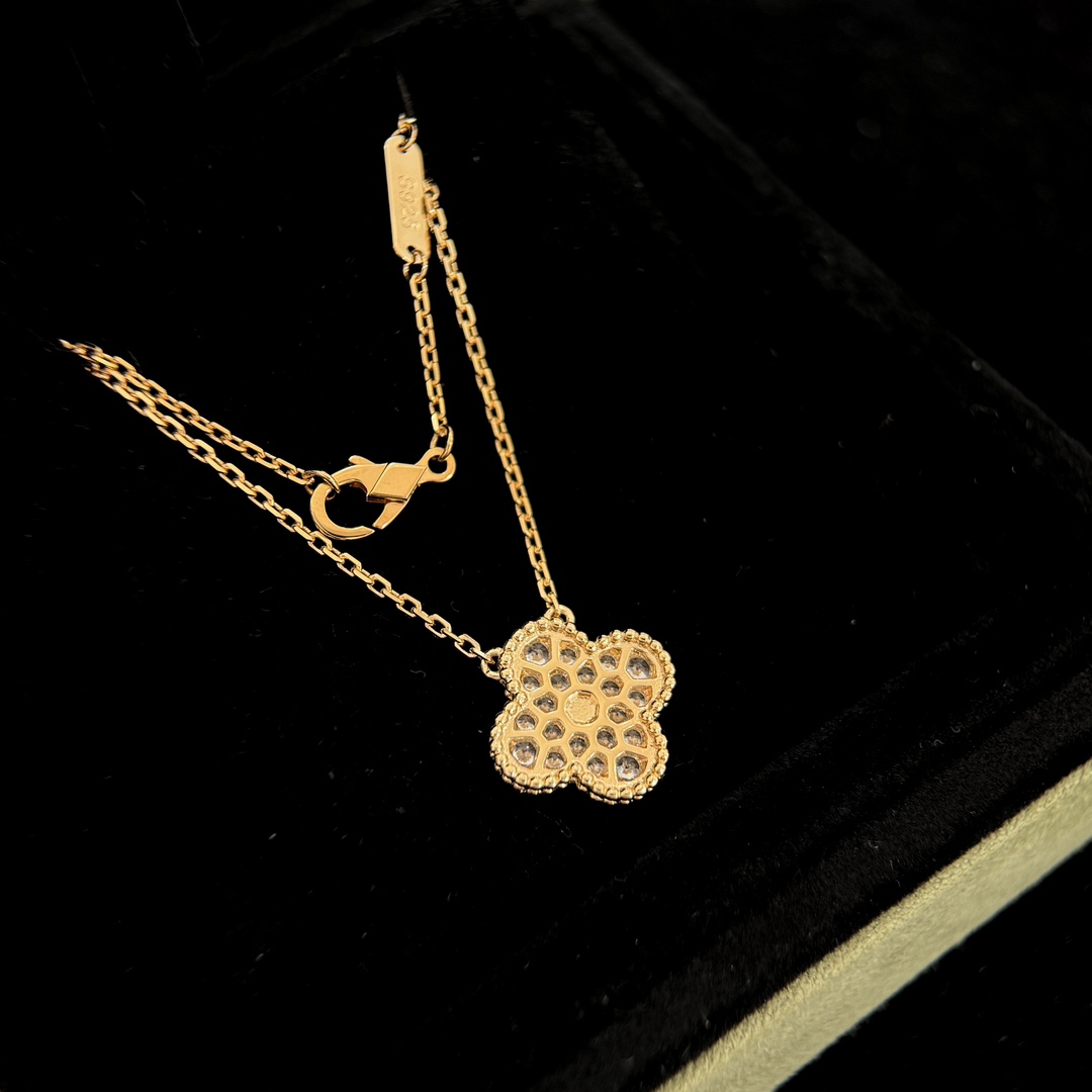 Pavé Diamond Four-Leaf Clover Single Motif Pendant Necklace - Comprehensive 6