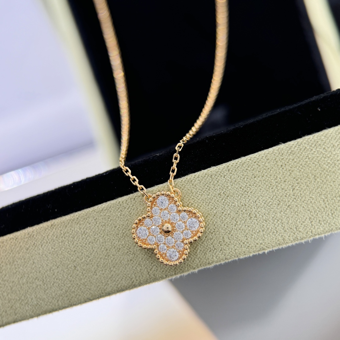 Pavé Diamond Four-Leaf Clover Single Motif Pendant Necklace - Comprehensive