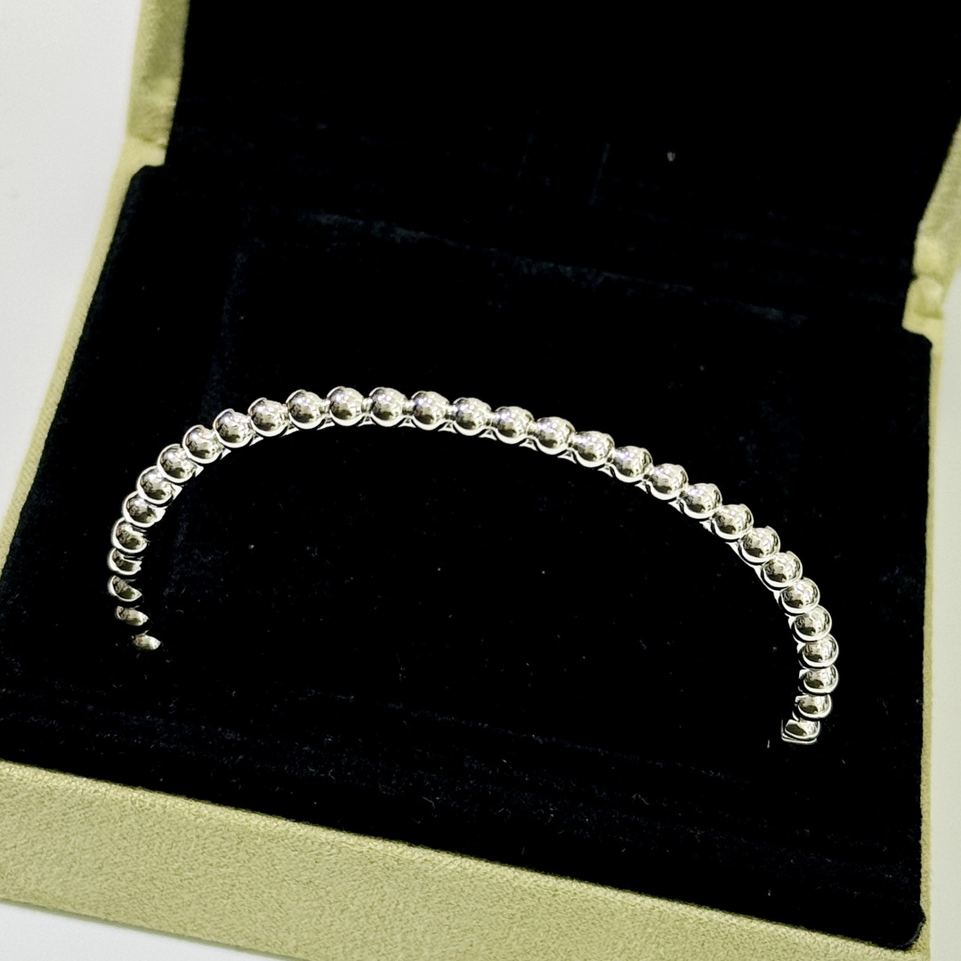 NO:386012,Bead edge, glossy, narrow version bracelet, his family finally released a narrow version of bracelet. A super surprise, beautiful and suffocating. Selected imported materials from Germany, electroplated thick gold, essential items for human hands, platinum, electroplated thick gold, bracelet, jewelry quality, bracelet19860909珠边 光面 窄版手镯 他家终于出窄版手镯了 超惊喜的一款 美到窒息简直 精选德国进口材质电镀厚金 人手必备单品 铂金色 电镀厚金 手镯,饰品精品,bracelet,Jewelry