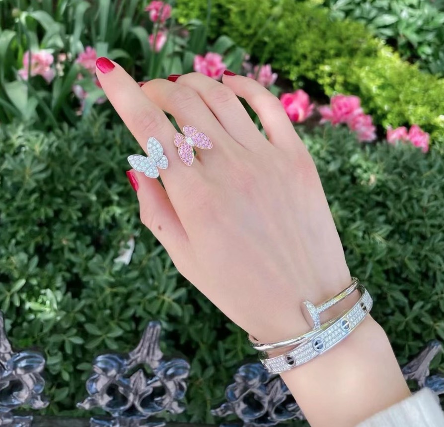 
A4740 💓梵家 新款 满钻 双蝴蝶 戒指💍只要目睹过蝴蝶系列的美女们都会沦陷，因为她美得不可方物💓