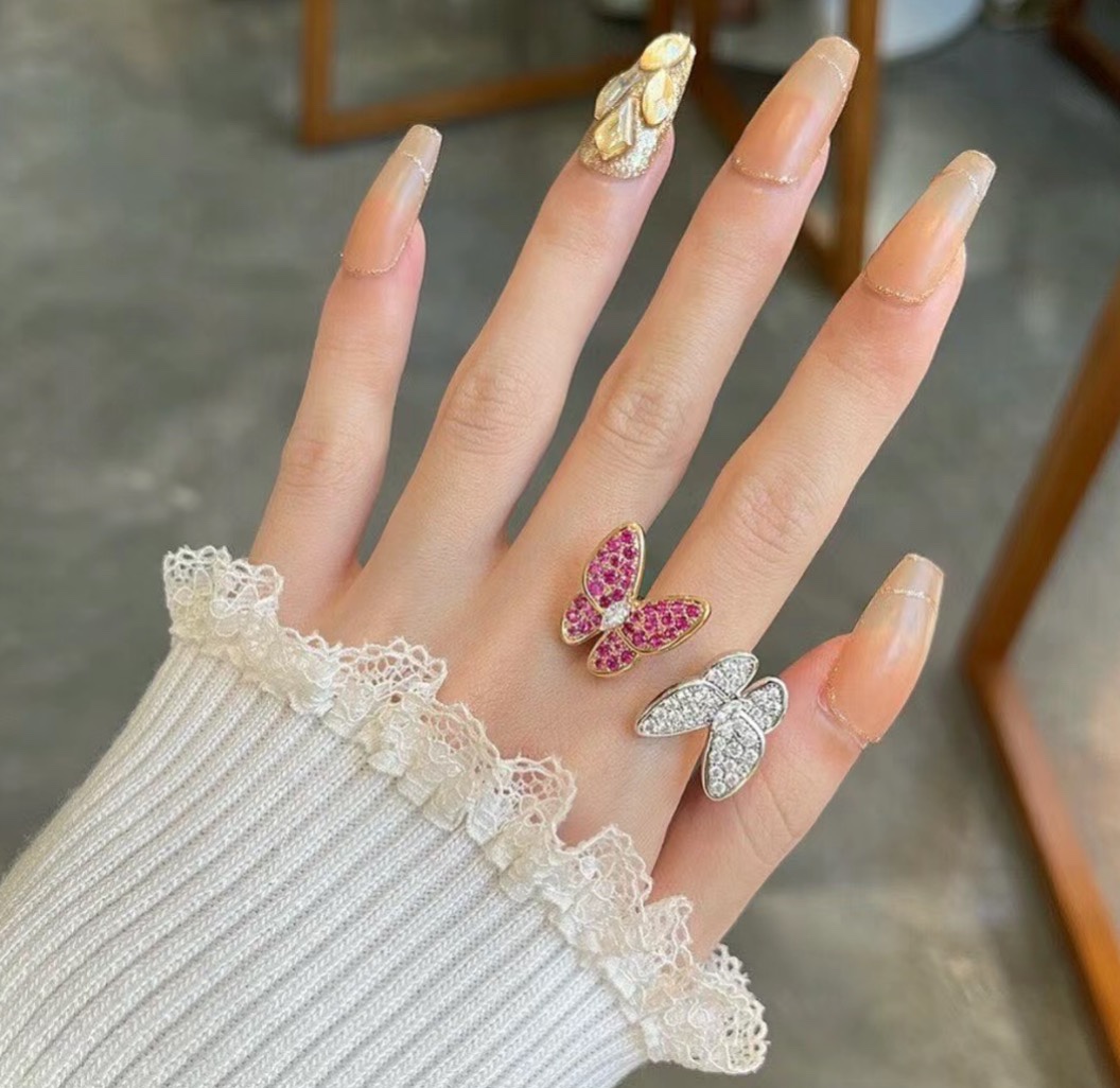 
A4740 💓梵家 新款 满钻 双蝴蝶 戒指💍只要目睹过蝴蝶系列的美女们都会沦陷，因为她美得不可方物💓
