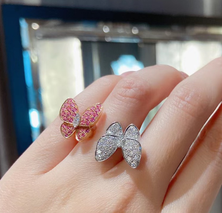 
A4740 💓梵家 新款 满钻 双蝴蝶 戒指💍只要目睹过蝴蝶系列的美女们都会沦陷，因为她美得不可方物💓