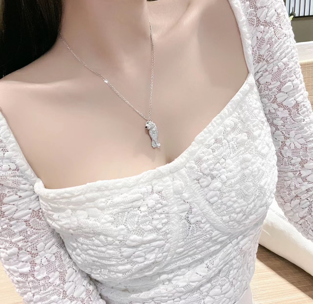
A4812 👑【纯银版】 卡家 豹子 满钻 项链出货 经典贵族范儿、奢华满钻抚媚豹子设计 独家实拍 🔍